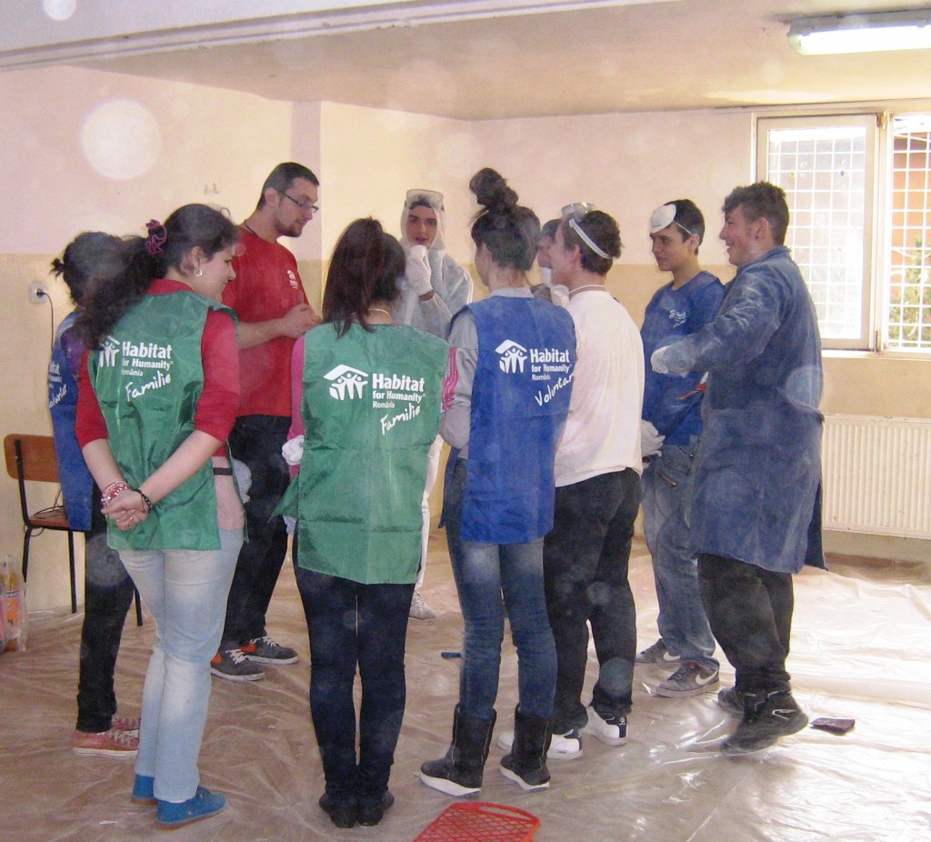 Elevii de la Mecanică Fină au aflat și au văzut ce înseamnă să fie voluntari împreună cu Adrian Olteanu de la Habitat for Humanity